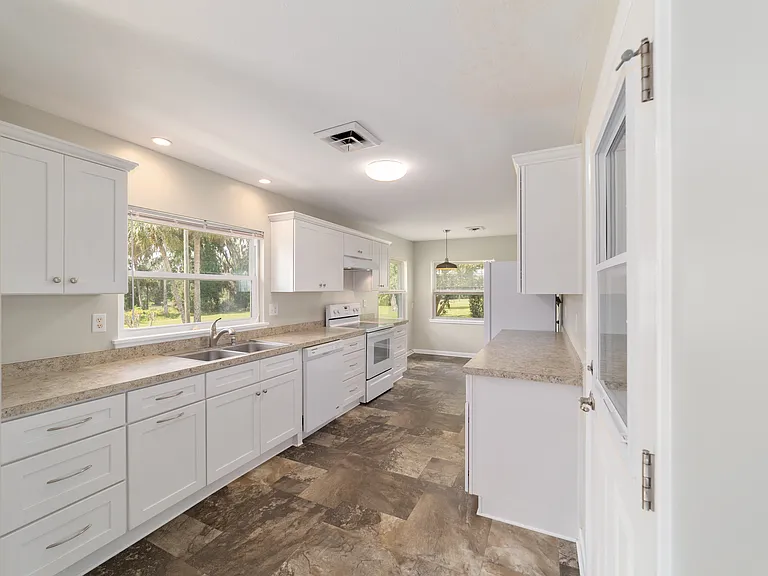 510 SW 28th St — Photo 4