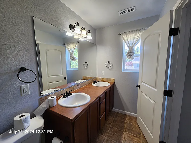 Master bath w/ double sinks
