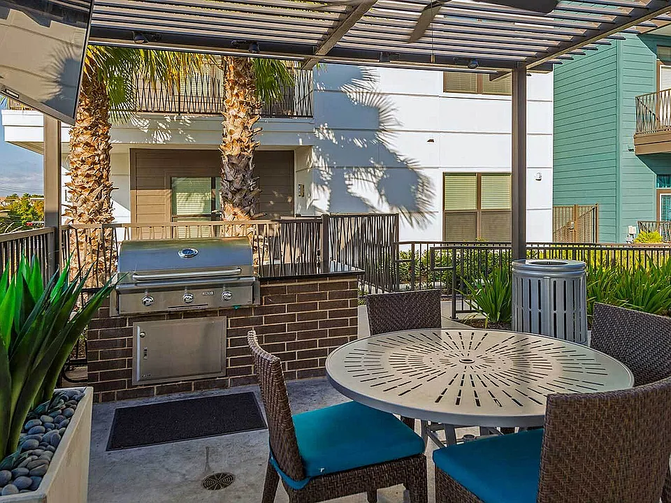 PearlWashington_ext_grill-1