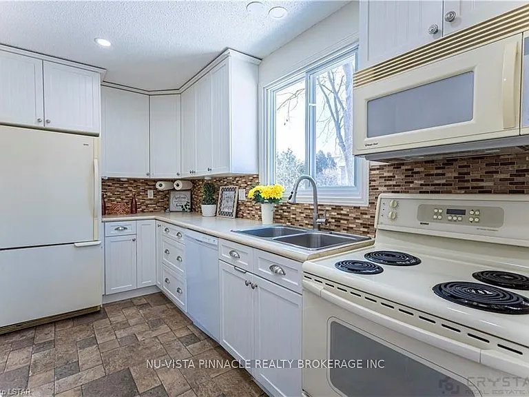 7 Ranchwood Cres — Photo 8