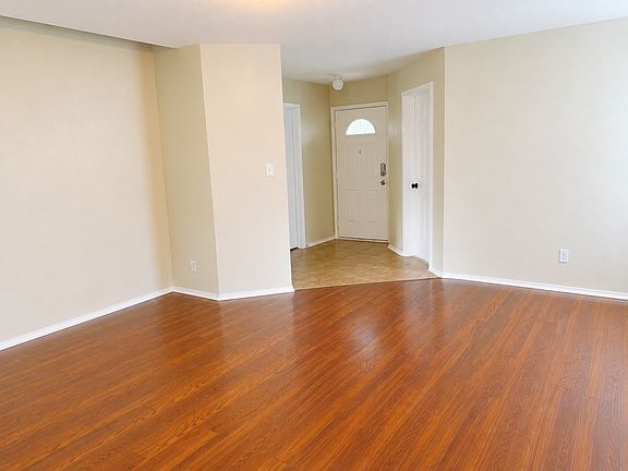 3rd image of 403 Amberdale Oak