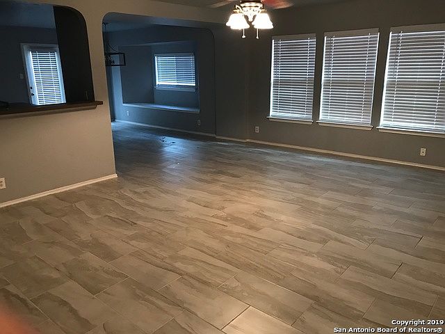 1st image of 918 Saxonhill Dr