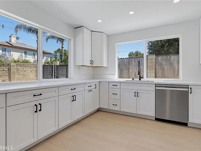 8738 1/2 Paso Robles — Photo 10