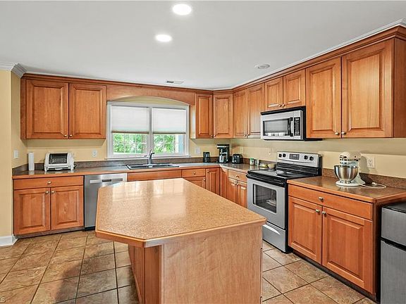 5th image of 370 Sain Rd