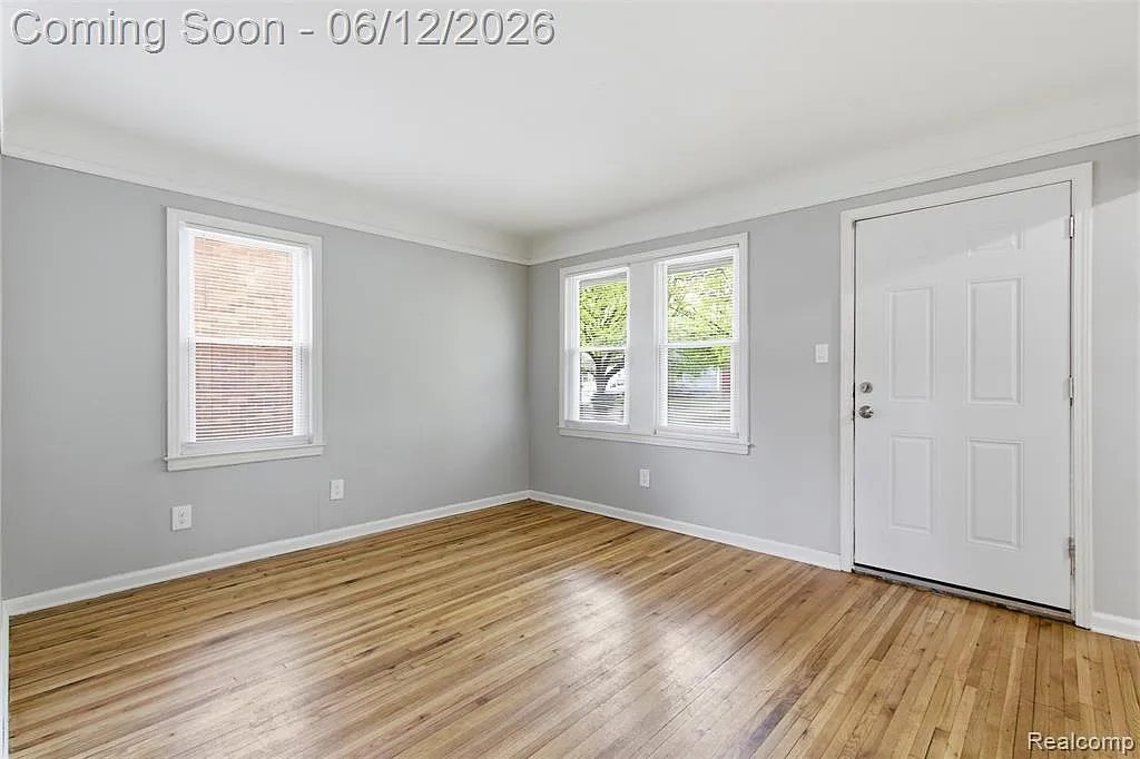 3 bed, 1.0 bath, 960 sqft, $1,400 — Photo 2
