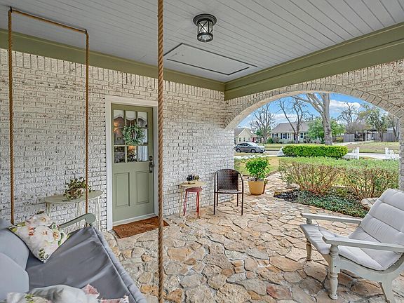 3rd image of 3027 Windsor Ave