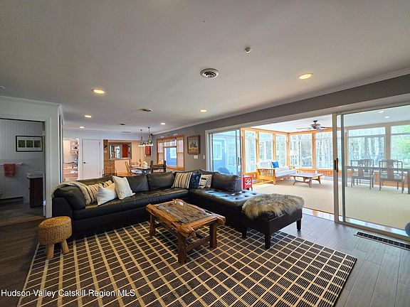 4th image of 8 W Delaware Pl Extension