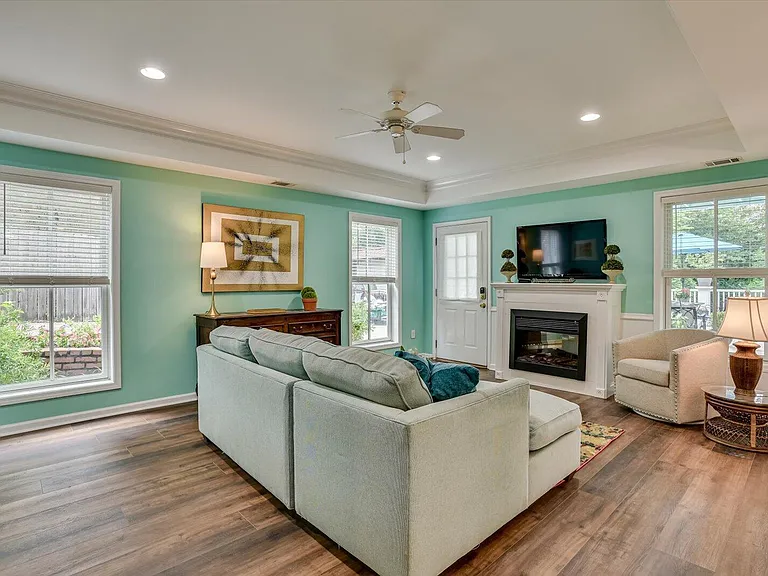 212 Jackson Ave — Photo 3