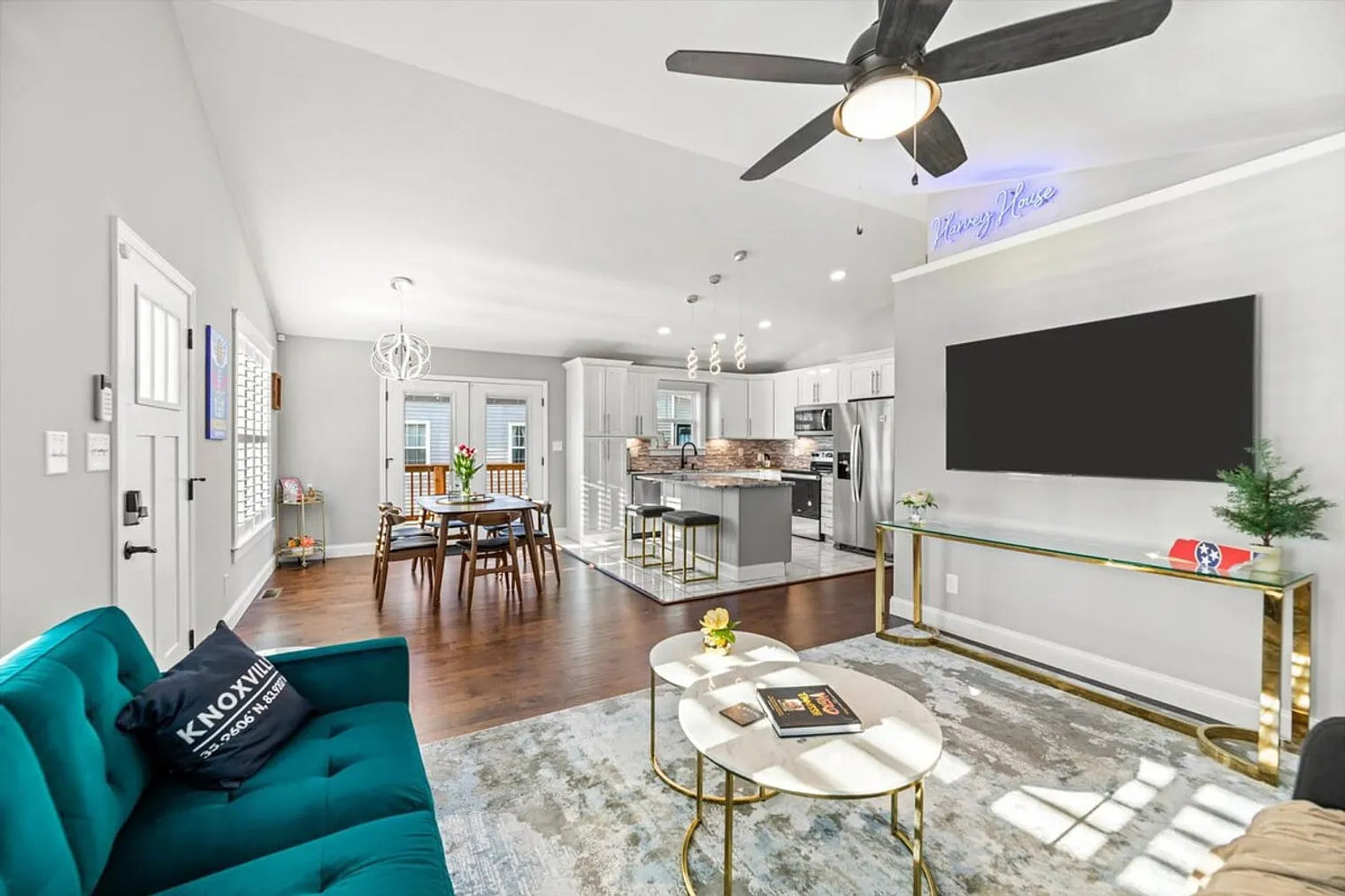 3 bed, 2.0 bath, 1140 sqft, $3,870 — Photo 2