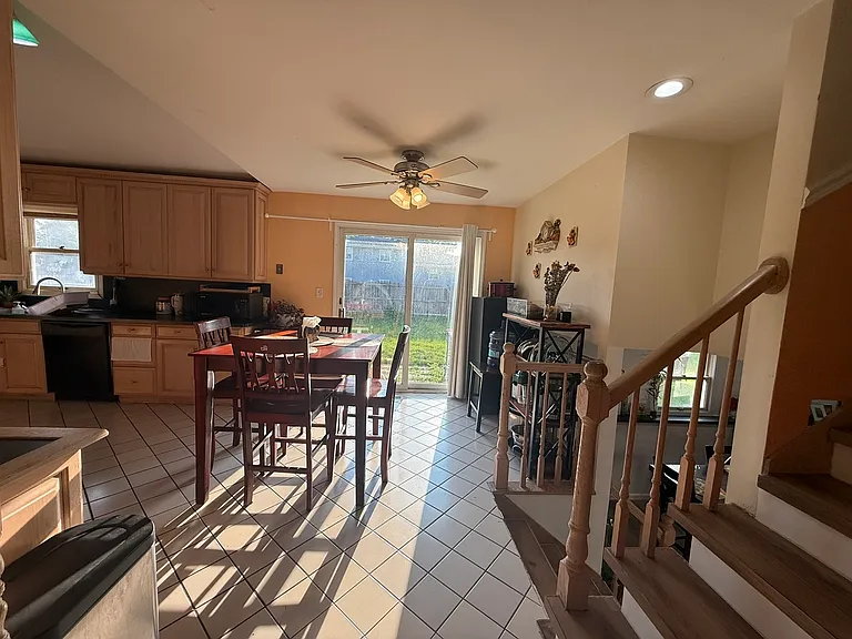 1021 Stonegate Rd — Photo 4