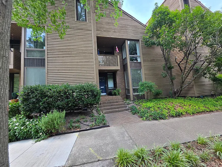717 Botetourt Gdns — Photo 2