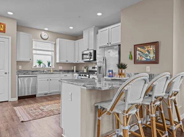 8770 Granite Cir, Woodbury, MN 55129