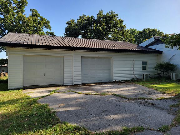 3rd image of 17909 Locust Road