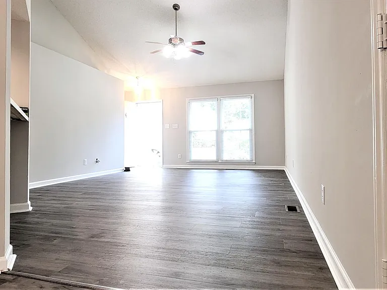 303 Woodstar Dr — Photo 4