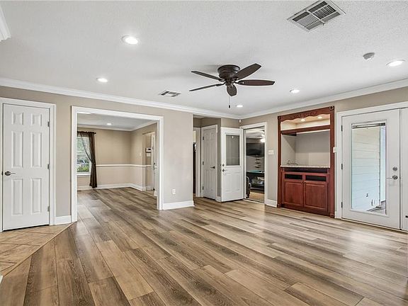 5th image of 828 Honeysuckle St