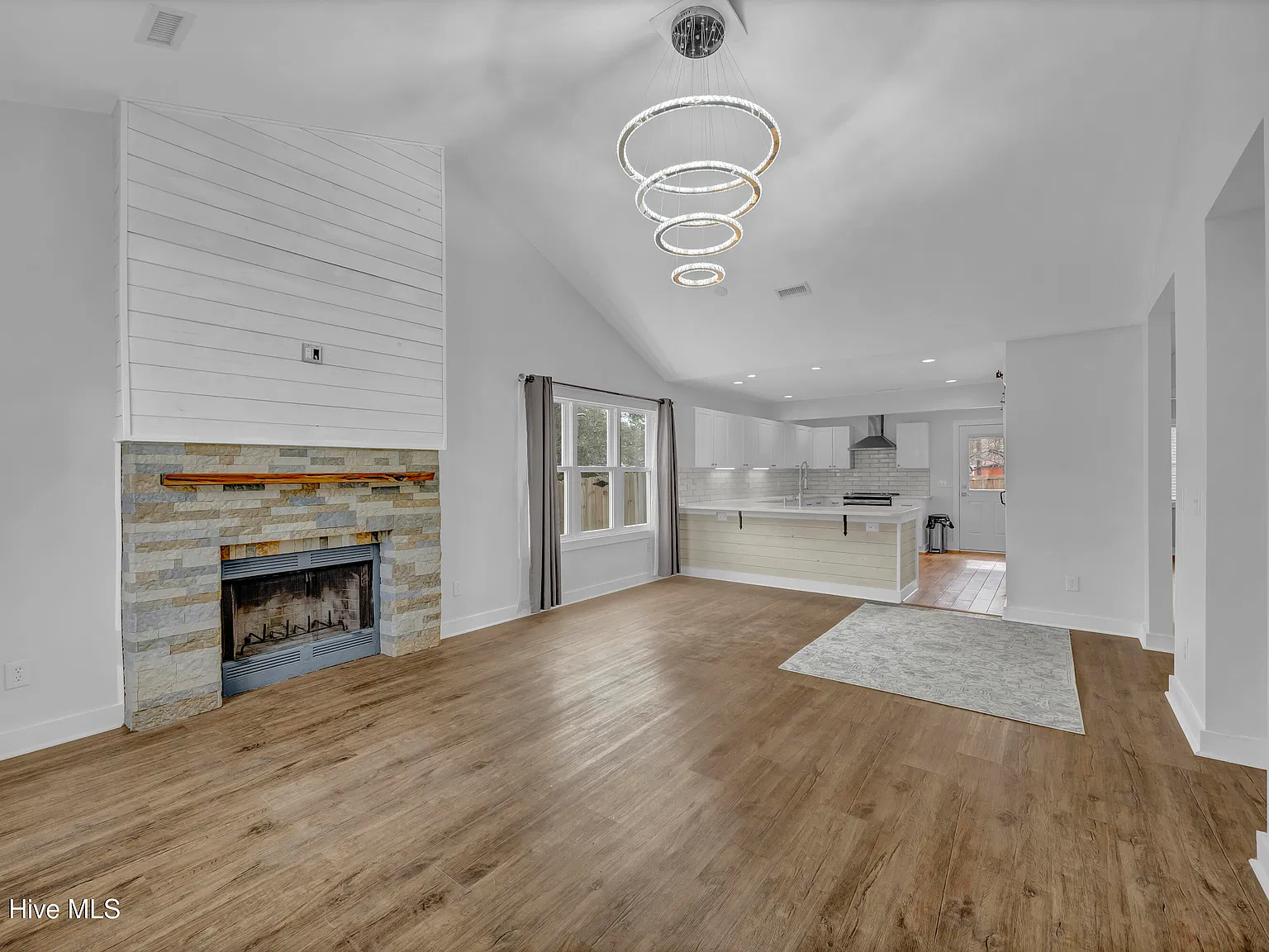 3 bed, 2.0 bath, $2,500 — Photo 3