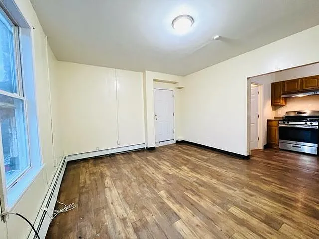 3 bed, 1000 sqft, $2,300 — Photo 3