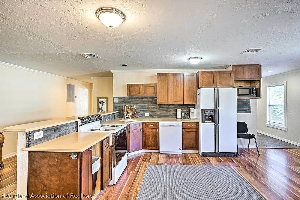 3 bed, 2.0 bath, 2016 sqft, $2,000 — Photo 4