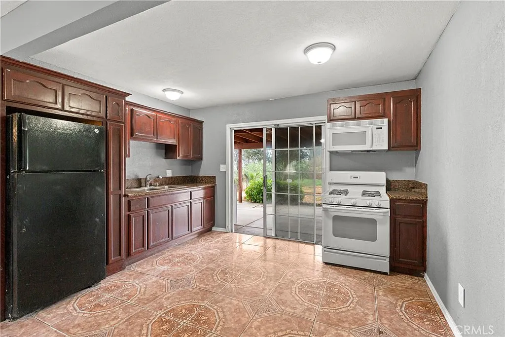 3 bed, 1176 sqft, $2,500 — Photo 2