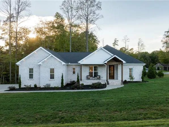 5590 Briar Hollow Ln, Belews Creek, NC 27009