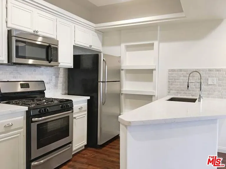 12712 Moorpark St #103 — Photo 3