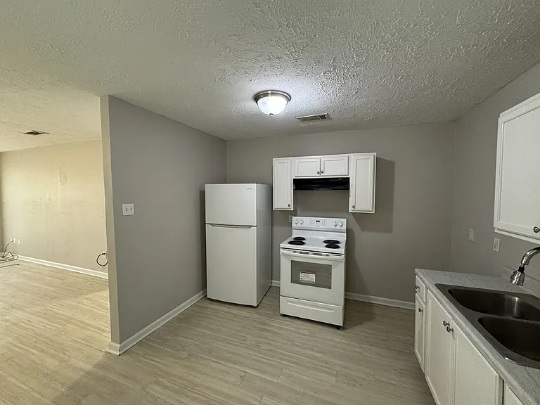 229 Lawrence Rd — Photo 4