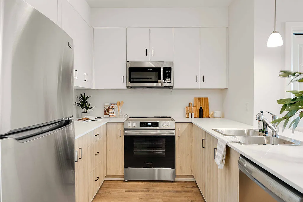 660 Sunningdale Road East London — Photo 4