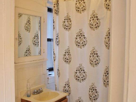 4th image of 2604 W Gunnison St #1A