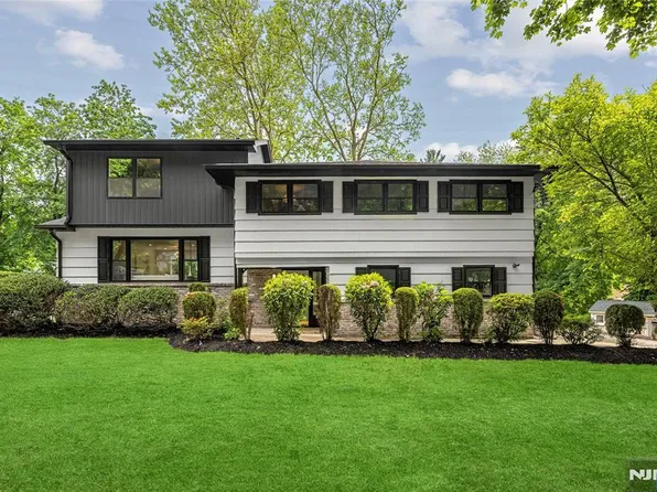 9 Stonehedge Ln, Madison, NJ 07940