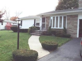 17 Elmhurst Dr, Smithfield, RI 02828