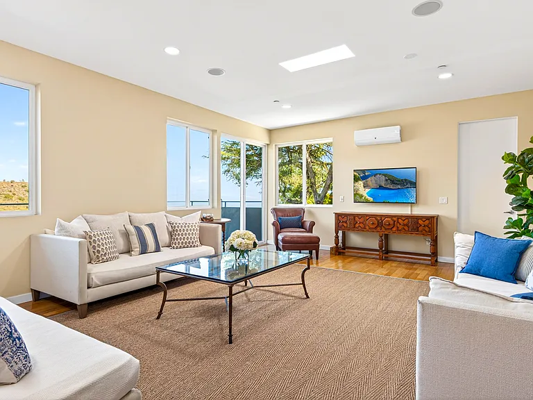4302 Ocean View Dr — Photo 13