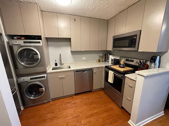 5th image of 1122 N Clark St APT 1404