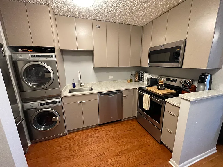 1122 N Clark St #1404 — Photo 5