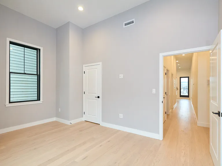 360 Meridian St #5 — Photo 8