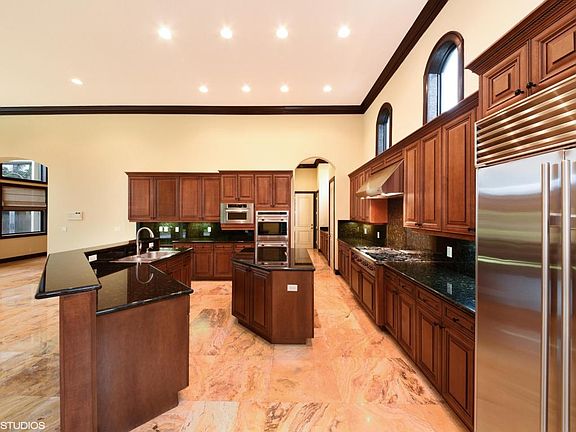3rd image of 10592 Versailles Blvd