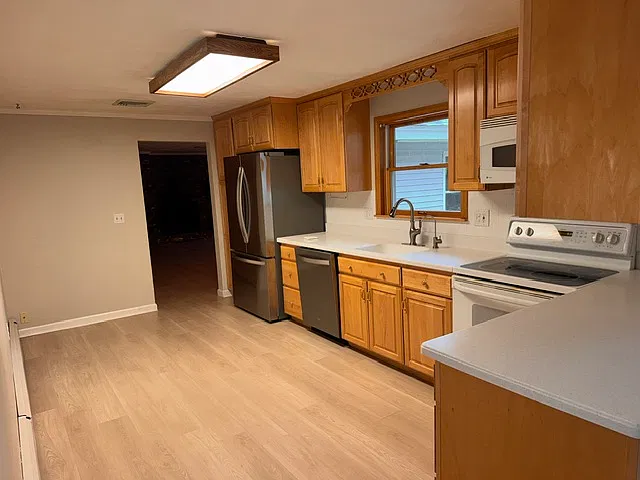 4 bed, 2.5 bath, 2200 sqft, $4,300 — Photo 2
