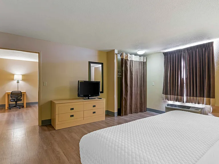 1 Bedroom Suite - 1 King Bed