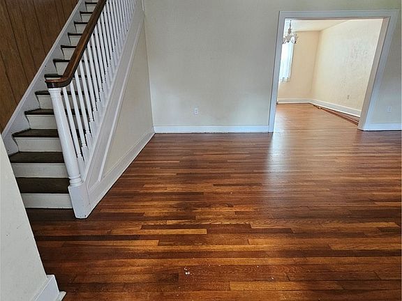 2nd image of 2332 Sherbrook St
