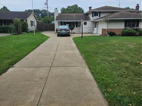 25185 Fawn Dr, North Olmsted, OH 44070