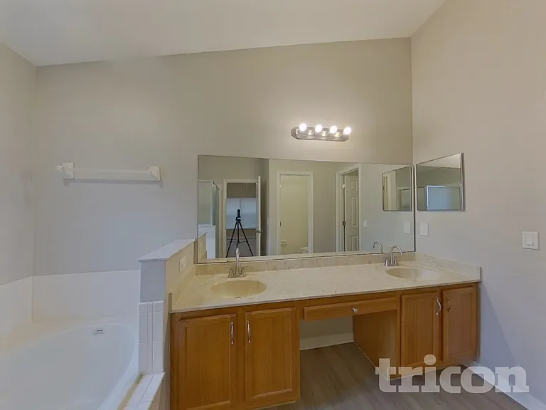 1067 Stoneham Dr — Photo 9