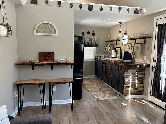 4th image of 817 Club Cir NE