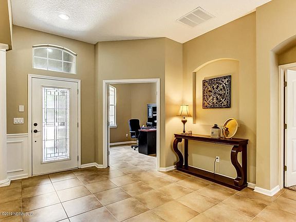 Large & inviting foyer