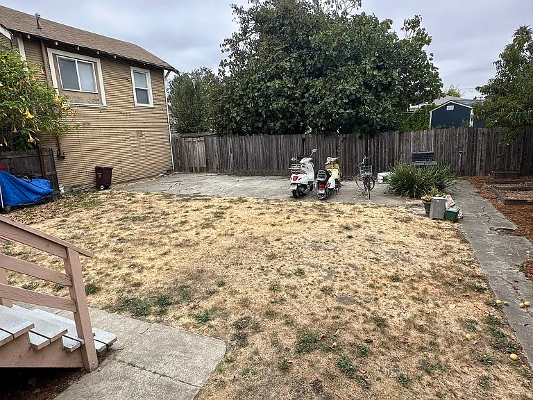 Shared back yard- fully fenced in