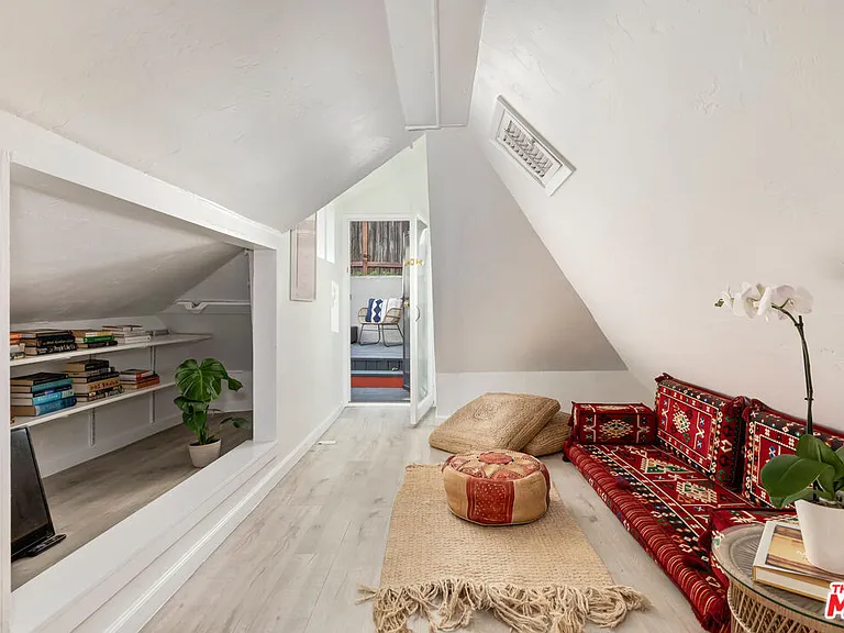 2427 N Gower St — Photo 12