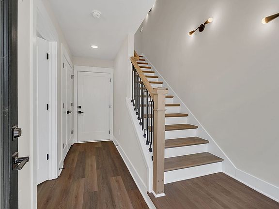 2nd image of 1016 W Kirkland Ave #F