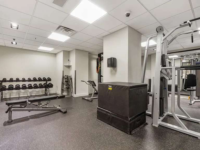 102 Christopher Columbus Dr #402 — Photo 29