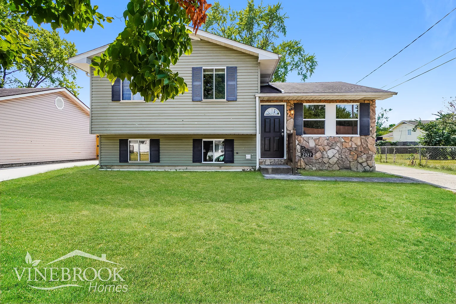 2327 Edenburgh Dr S photo 1