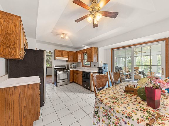 4th image of 210 E Circle Dr