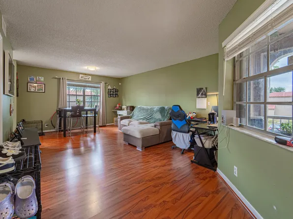 433 SW 86th Avenue #208, Pembroke Pines, FL 33025