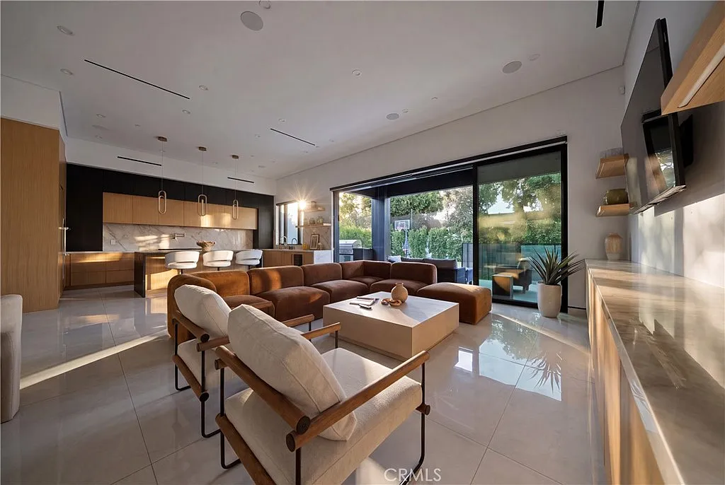 4 bed, 3000 sqft, $16,250 — Photo 1